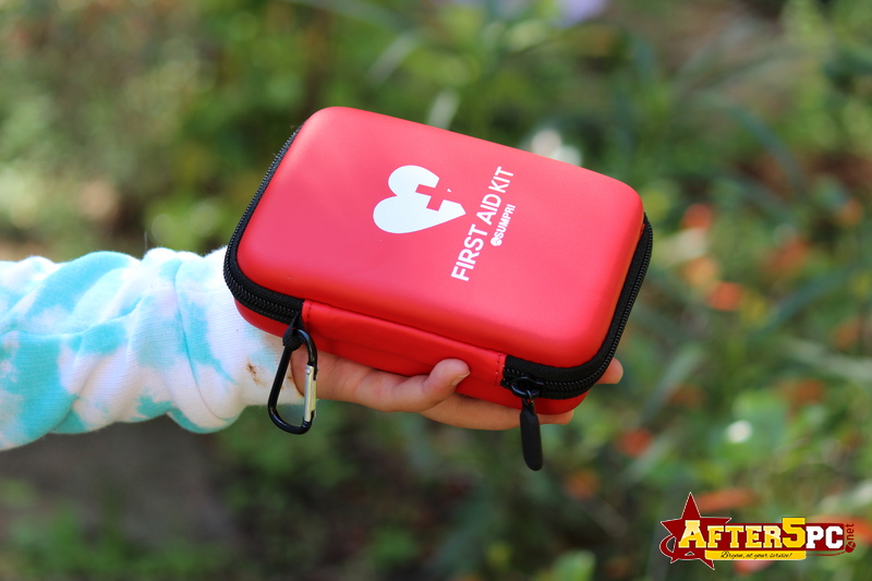 Review SUMPRI Mini First Aid Kit -Hard Shell Case Camping First Aid Kit -Compact & Lightweight Emergency Medical Supply Review