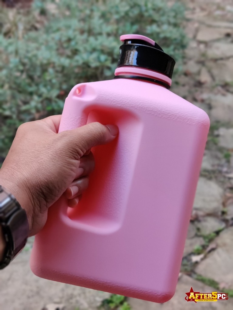 SOCOO Square Gallon Water Bottle 91oz/2.7Litre pink water jug Leak-Proof for Gym Fitness Sport Workout with Time Marker half gallon water bottle with a magnetic plate for holding a phone (91oz Pink)